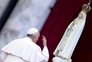 Papa con Virgen de Fátima